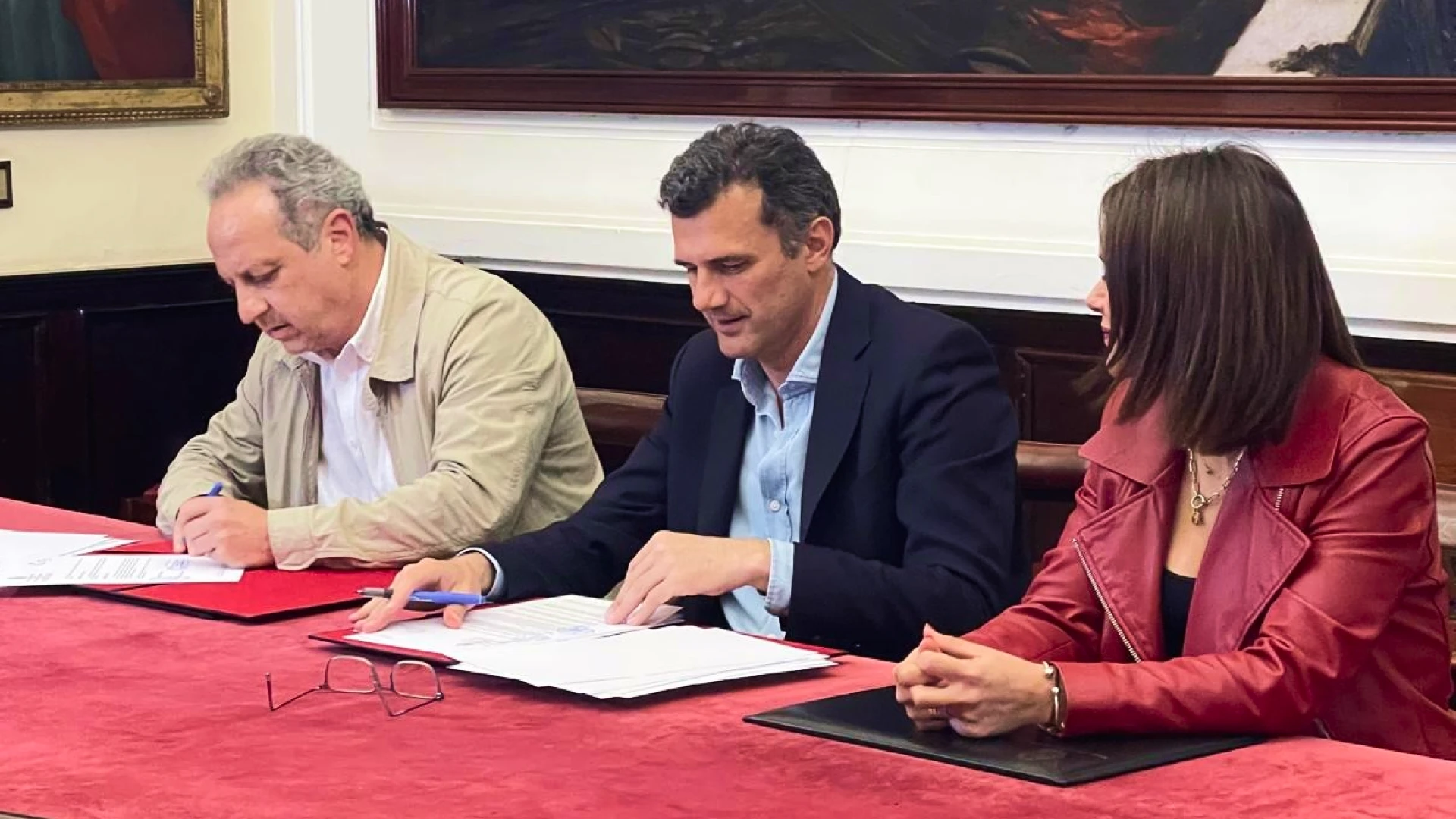 Imagen de los miembros de ayuntamiento de cáidz y de centro comercial abierto firmando la renovación de la subvención para apoyar le comercio local.